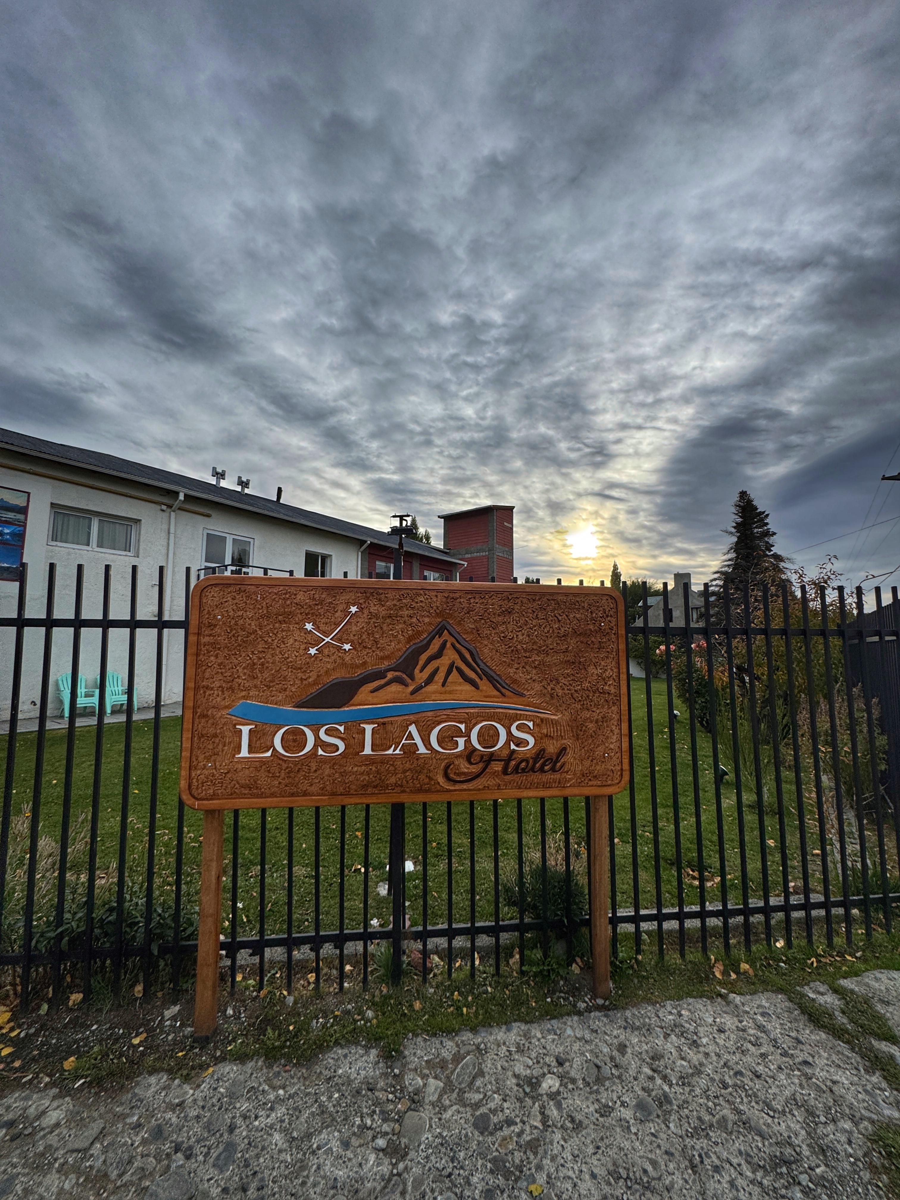 Cartel de Los Lagos Hotel en la entrada